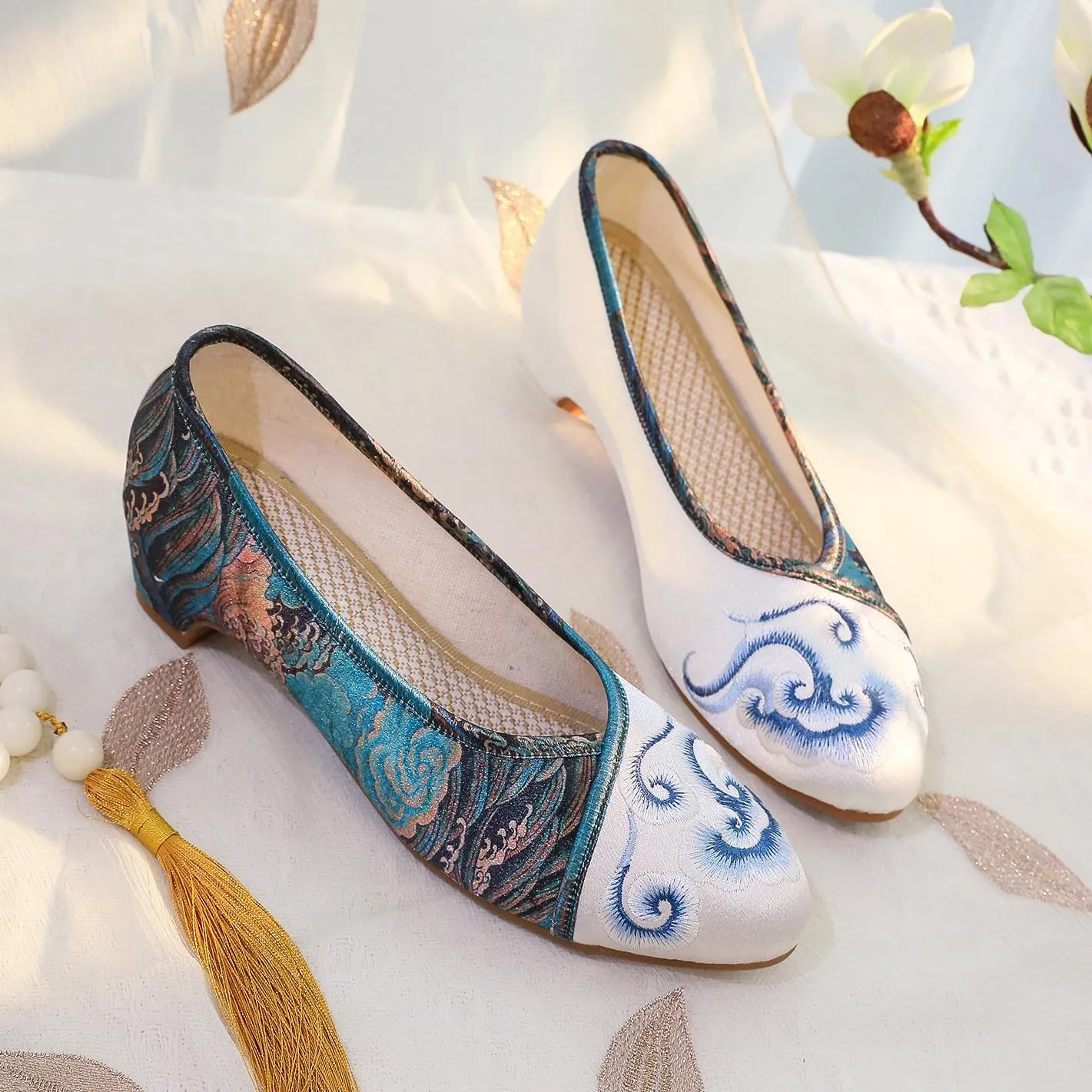 Floral Handmade Embroidered Shoes for Women Retro Classic Mary Jane High Heels Shoes Pointed Toe Slip On Loafers Comfort Ballet Flats Cheongsam Shoes