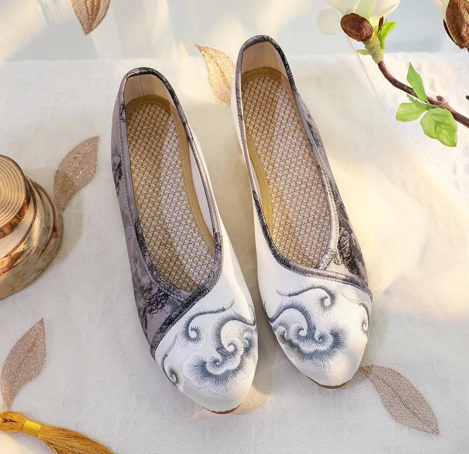 Floral Handmade Embroidered Shoes for Women Retro Classic Mary Jane High Heels Shoes Pointed Toe Slip On Loafers Comfort Ballet Flats Cheongsam Shoes