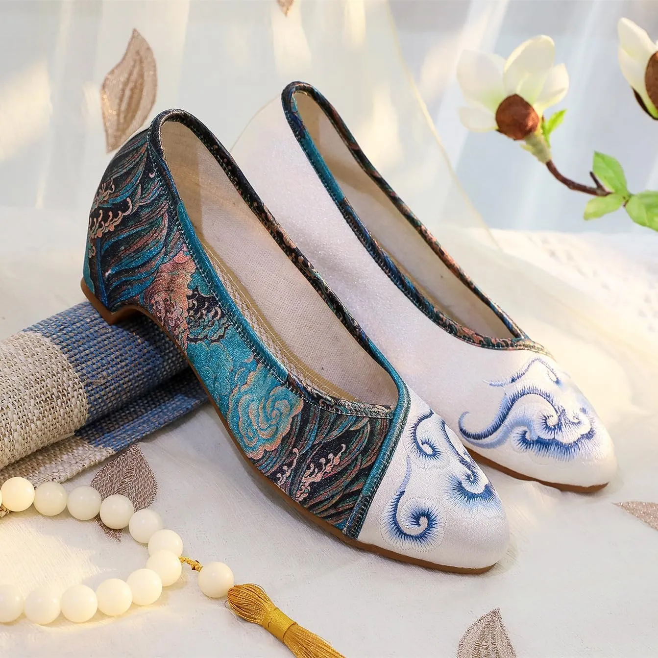 Floral Handmade Embroidered Shoes for Women Retro Classic Mary Jane High Heels Shoes Pointed Toe Slip On Loafers Comfort Ballet Flats Cheongsam Shoes