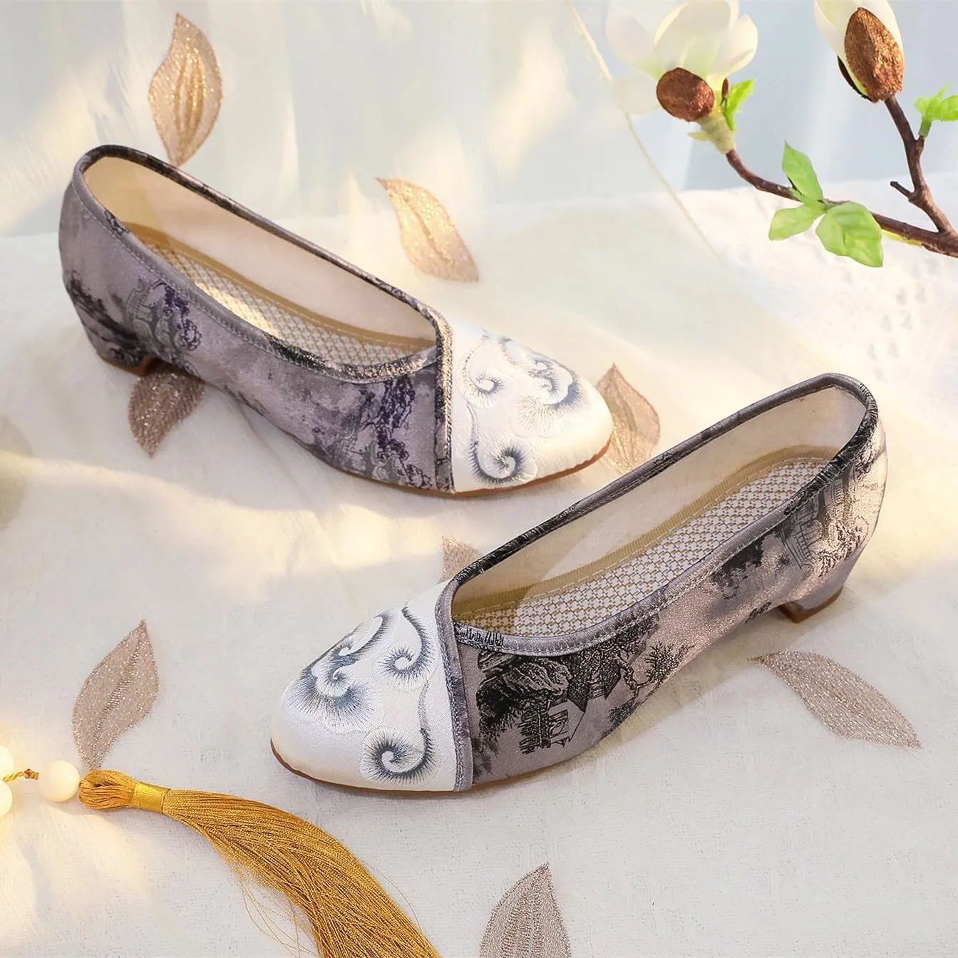 Floral Handmade Embroidered Shoes for Women Retro Classic Mary Jane High Heels Shoes Pointed Toe Slip On Loafers Comfort Ballet Flats Cheongsam Shoes