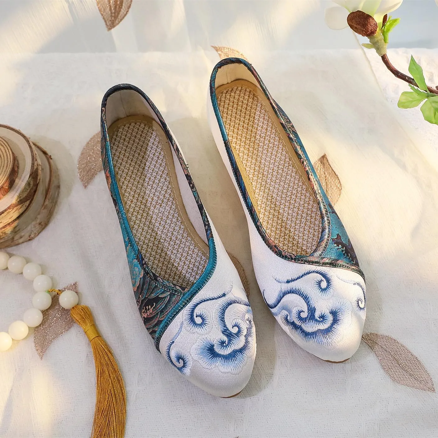 Floral Handmade Embroidered Shoes for Women Retro Classic Mary Jane High Heels Shoes Pointed Toe Slip On Loafers Comfort Ballet Flats Cheongsam Shoes