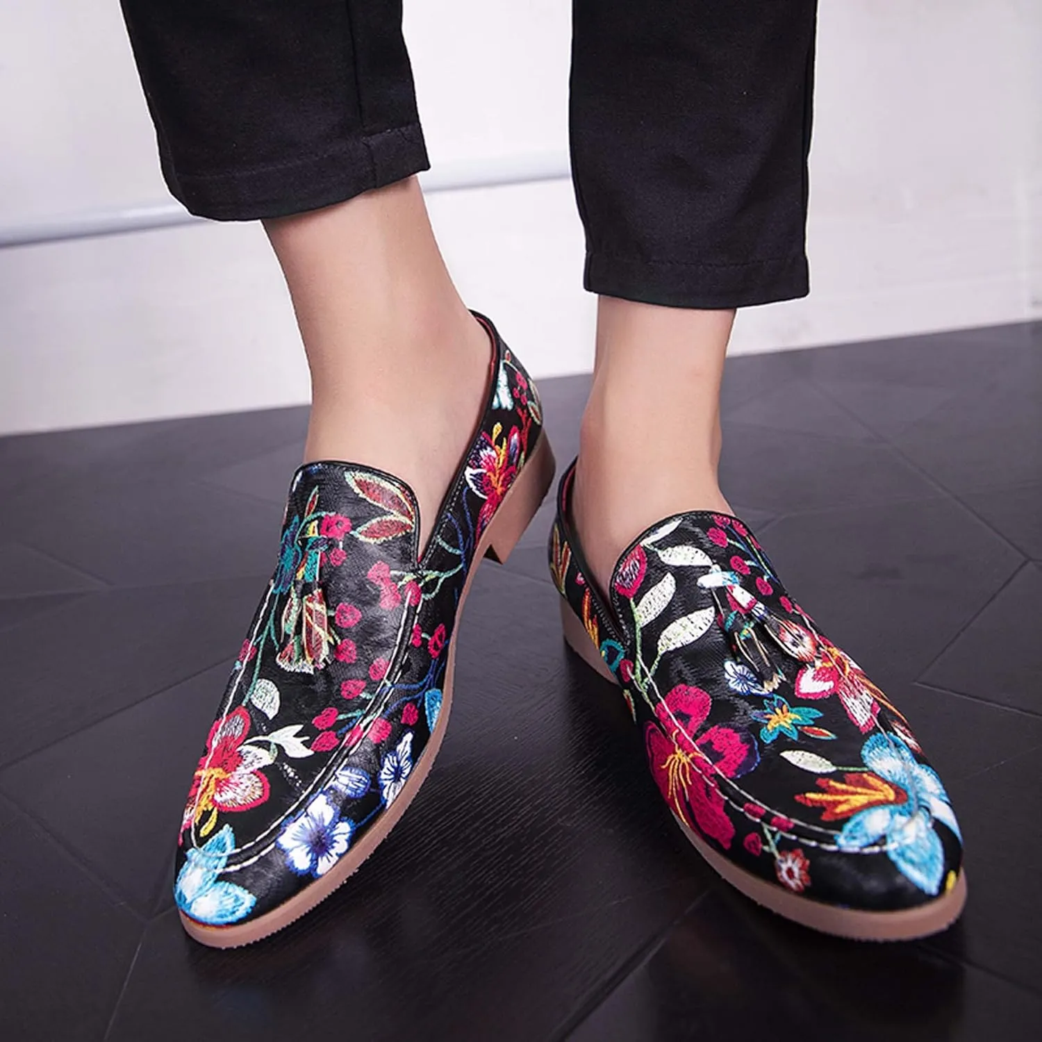 Mens Slip on Pointed Toe Loafers with Flower Design Fringe Decoration Chelsea Shoes Leather Shoes Mens Formal Loafers Suitable for Daily wear, Party, Nightclub, Date, Formal wear, etc.