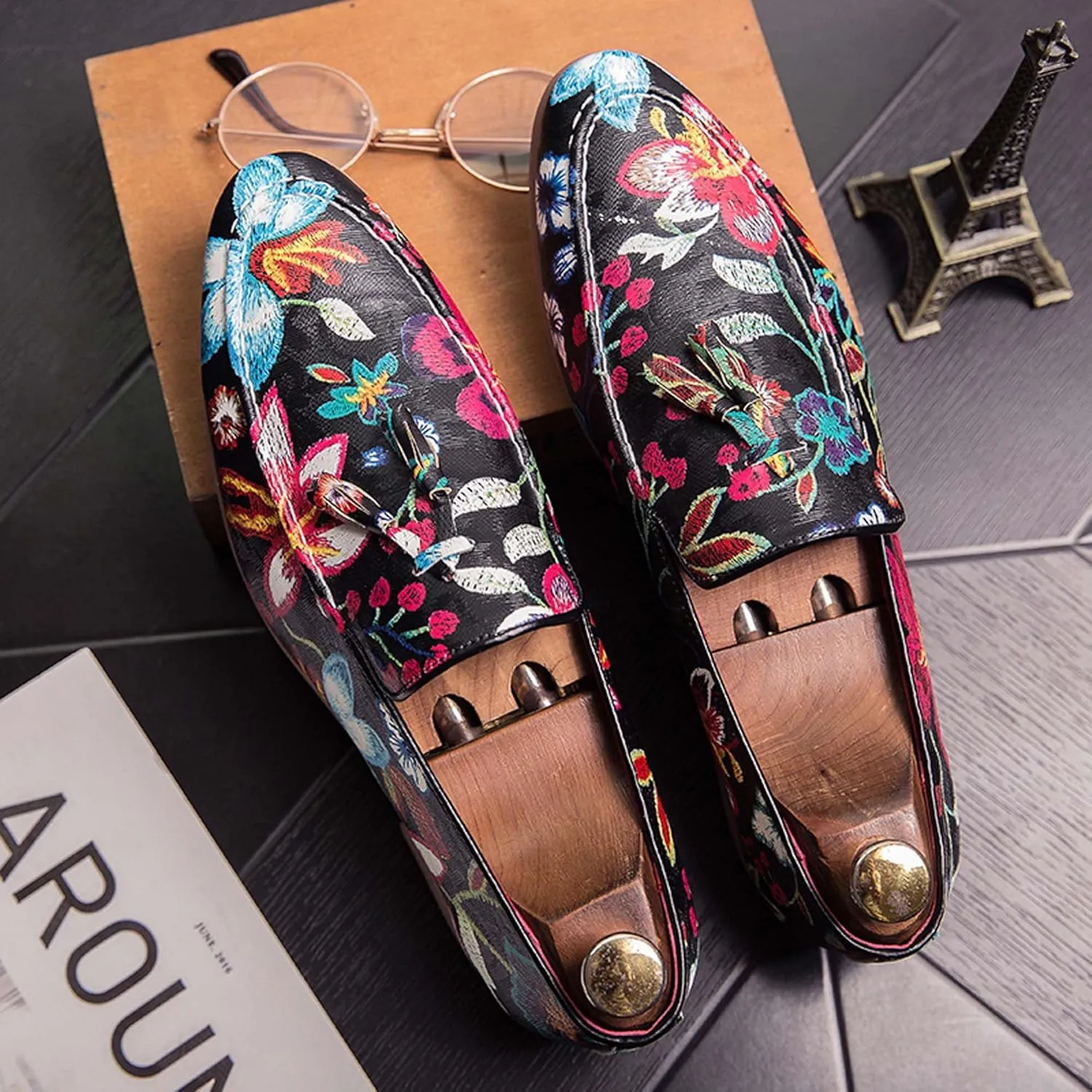 Mens Slip on Pointed Toe Loafers with Flower Design Fringe Decoration Chelsea Shoes Leather Shoes Mens Formal Loafers Suitable for Daily wear, Party, Nightclub, Date, Formal wear, etc.