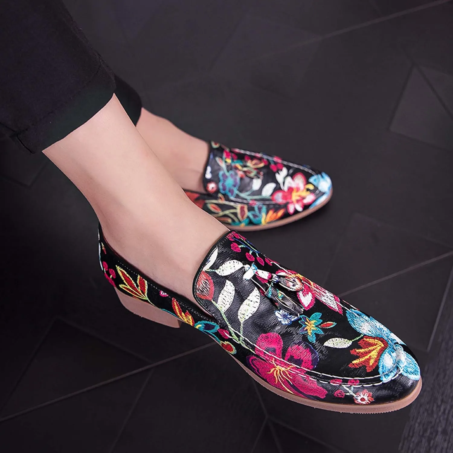 Mens Slip on Pointed Toe Loafers with Flower Design Fringe Decoration Chelsea Shoes Leather Shoes Mens Formal Loafers Suitable for Daily wear, Party, Nightclub, Date, Formal wear, etc.